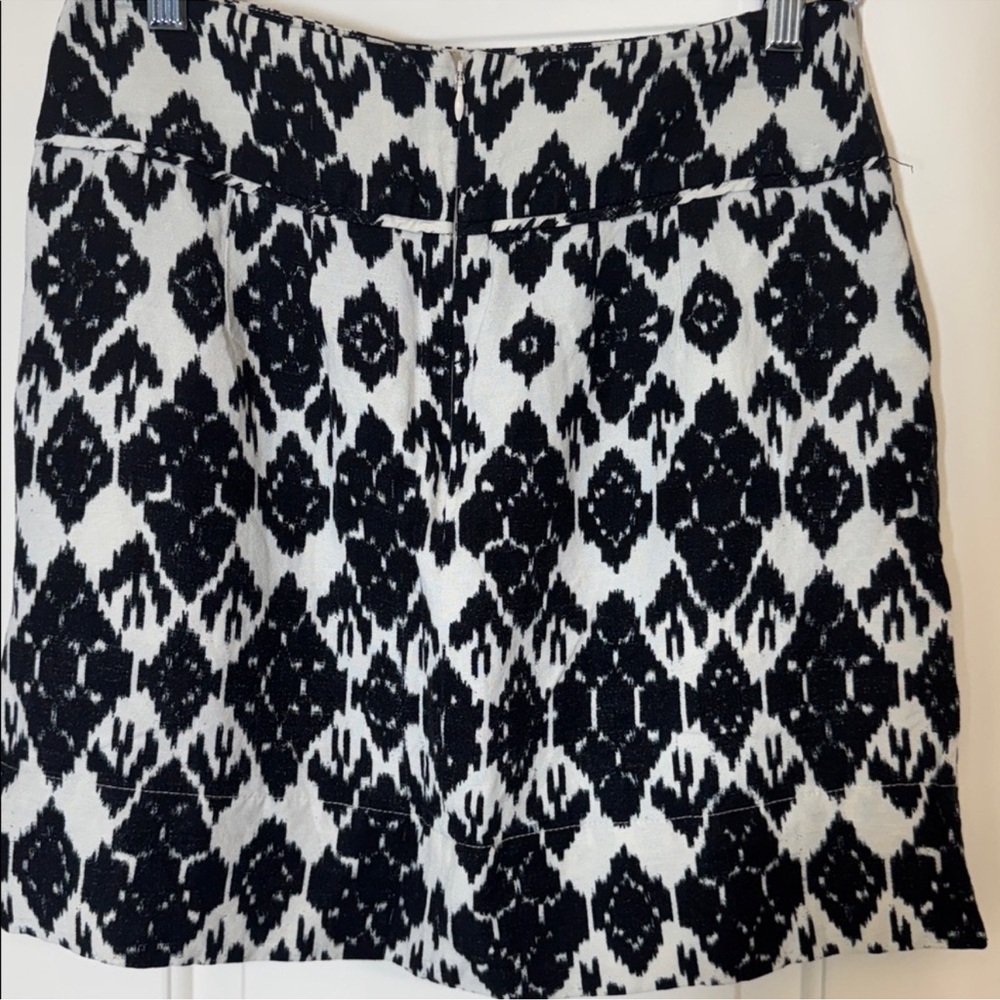 Black White Print Mini Skirt Flat Front Zip Waist Casual Size 2 LOFT - Picture 3 of 6
